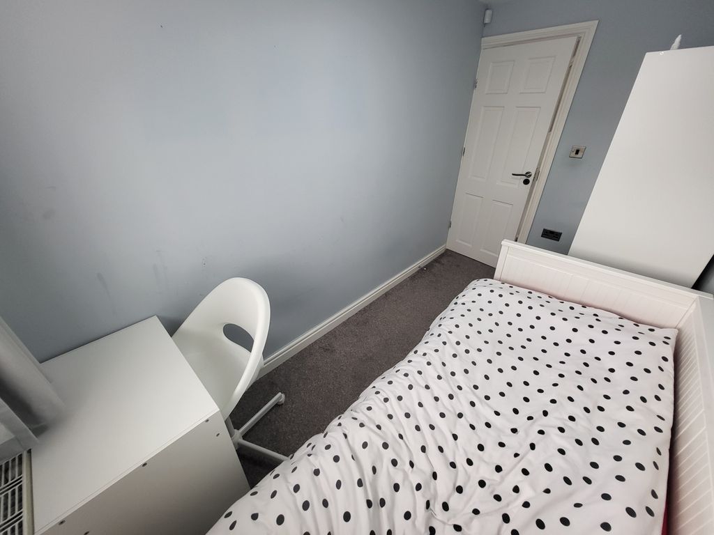 Property photo 2 of 9 Room