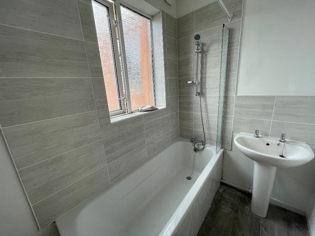 Property photo 3 of 9 Bathroom