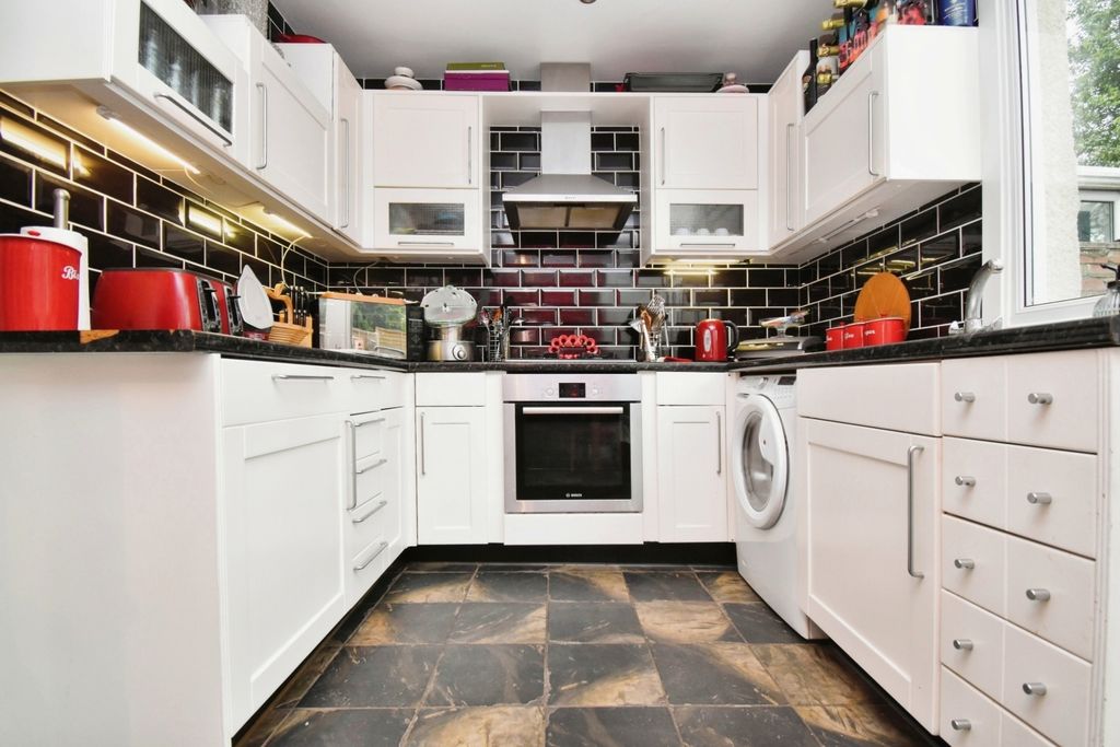 Property photo 3 of 8 Kitchen