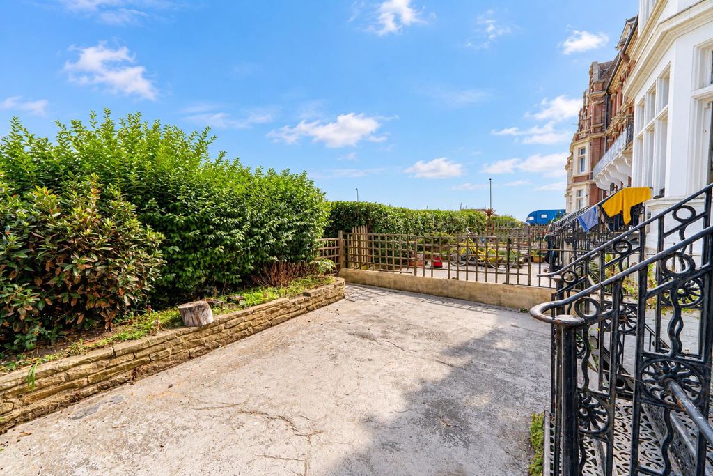 Property photo 2 of 19 d15Ea544-Cae6-4Bc1-80d7-842929799Ca9.Png
