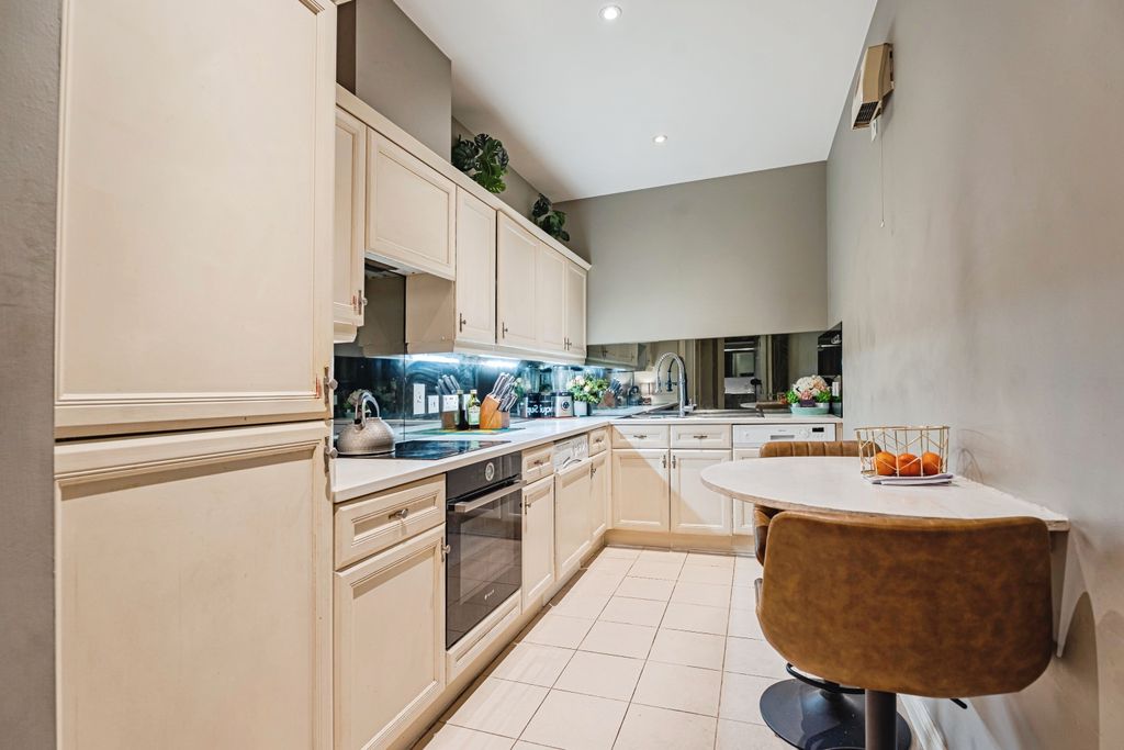 Property photo 3 of 18 Kitchen
