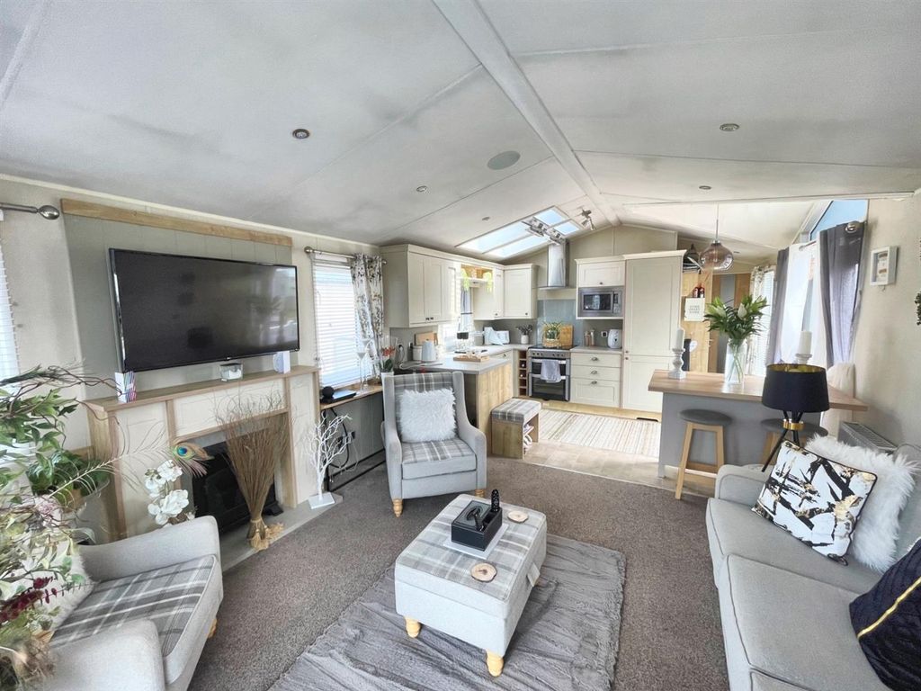 Property photo 2 of 12 Open Plan Living.,..Jpg