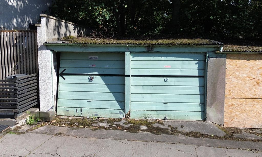 Property photo 1 of 6 Garage 9 - 1 - Kensington Road