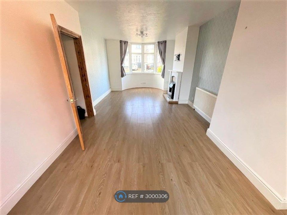 Property photo 3 of 12 Bright Open-Plan Living & Dining Space