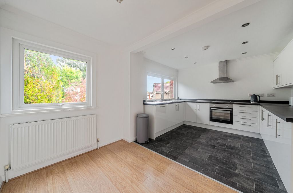 Property photo 2 of 14 1528306-11-1A12Fe...