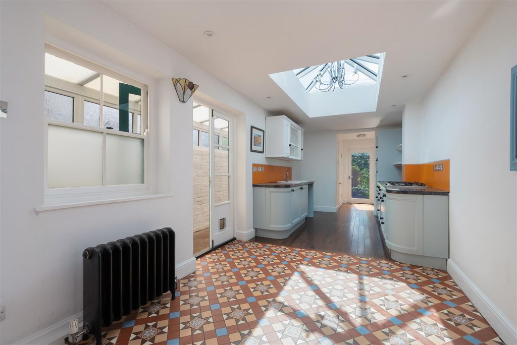 Property photo 2 of 16 Argyle Road, Whitstable