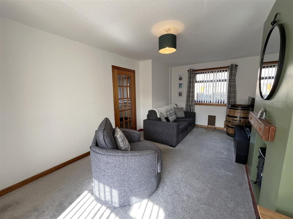 Property photo 2 of 16 Lounge