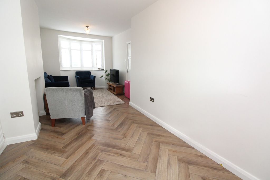 Property photo 3 of 13 Through Lounge