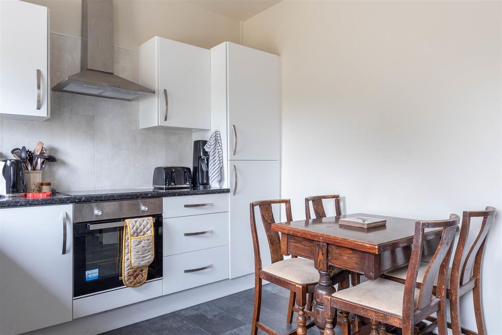 Property photo 3 of 17 Kitchen/Dining