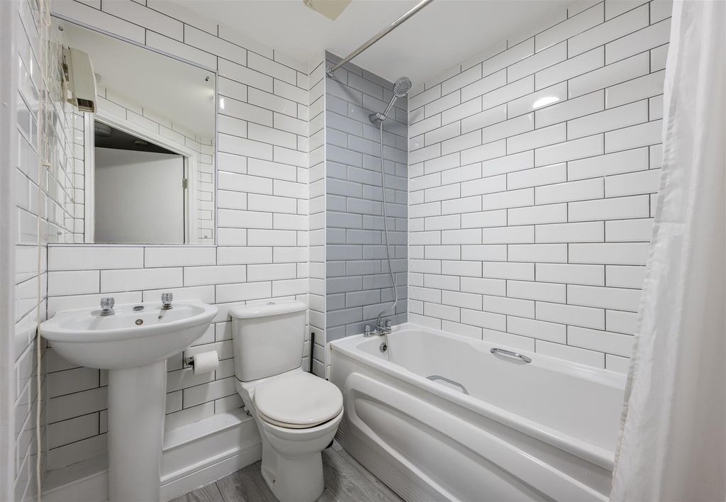 Property photo 3 of 9 Lockwood Place E4