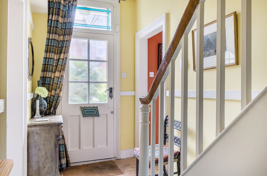 Property photo 2 of 18 Entrance Hall