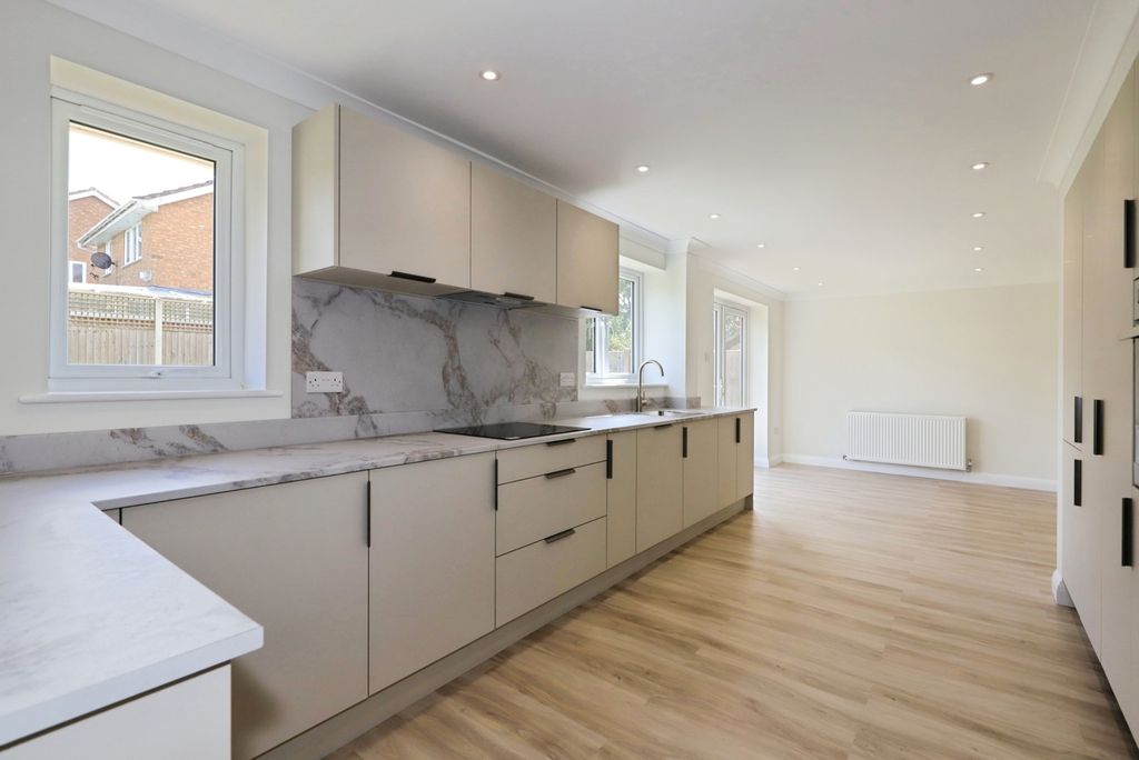 Property photo 2 of 16 Dining Kitchen