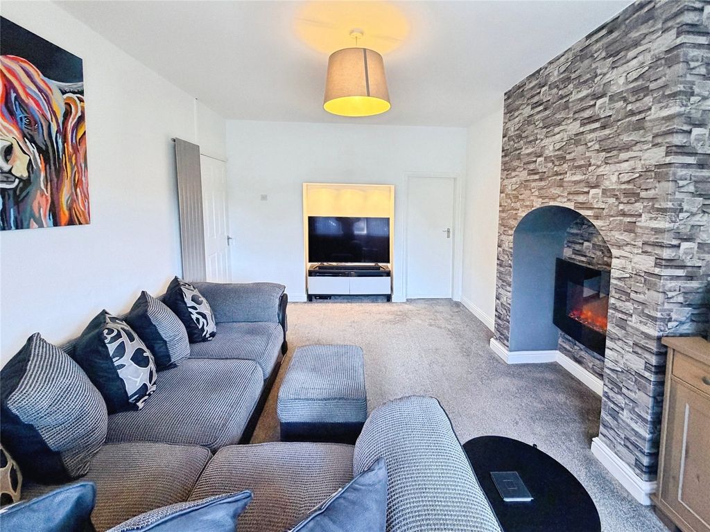 Property photo 3 of 18 Lounge