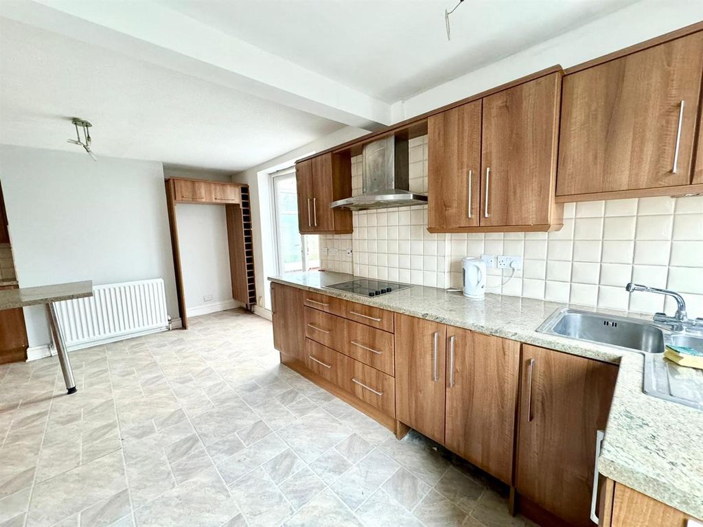 Property photo 3 of 11 Kitchen