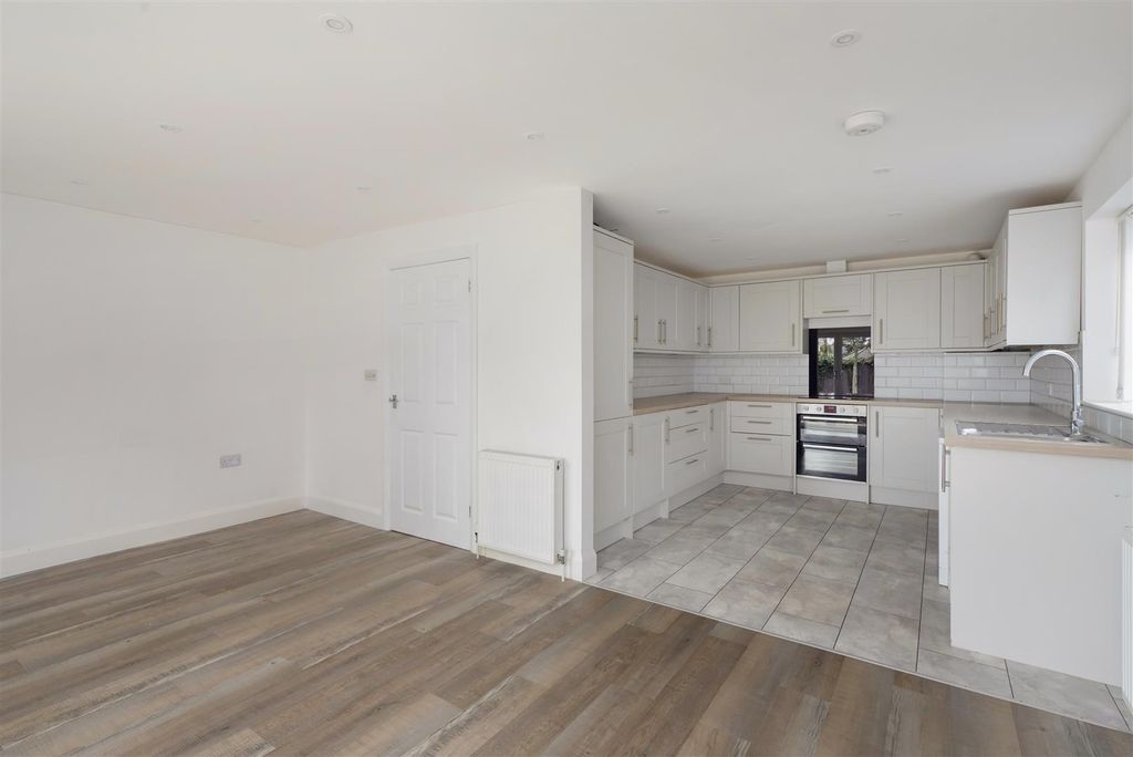 Property photo 2 of 15 Fitzroy Road, Tankerton, Whitstable