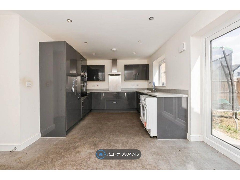 Property photo 3 of 18 Kitchen