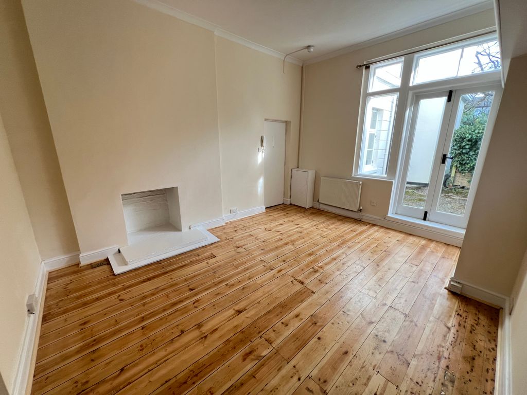 Property photo 3 of 10 Living Room