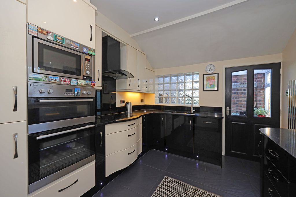 Property photo 2 of 28