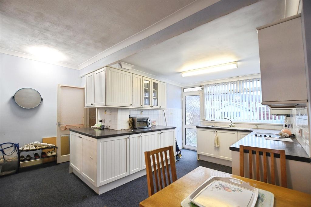 Property photo 2 of 21 Fitted Kitchen / Diner