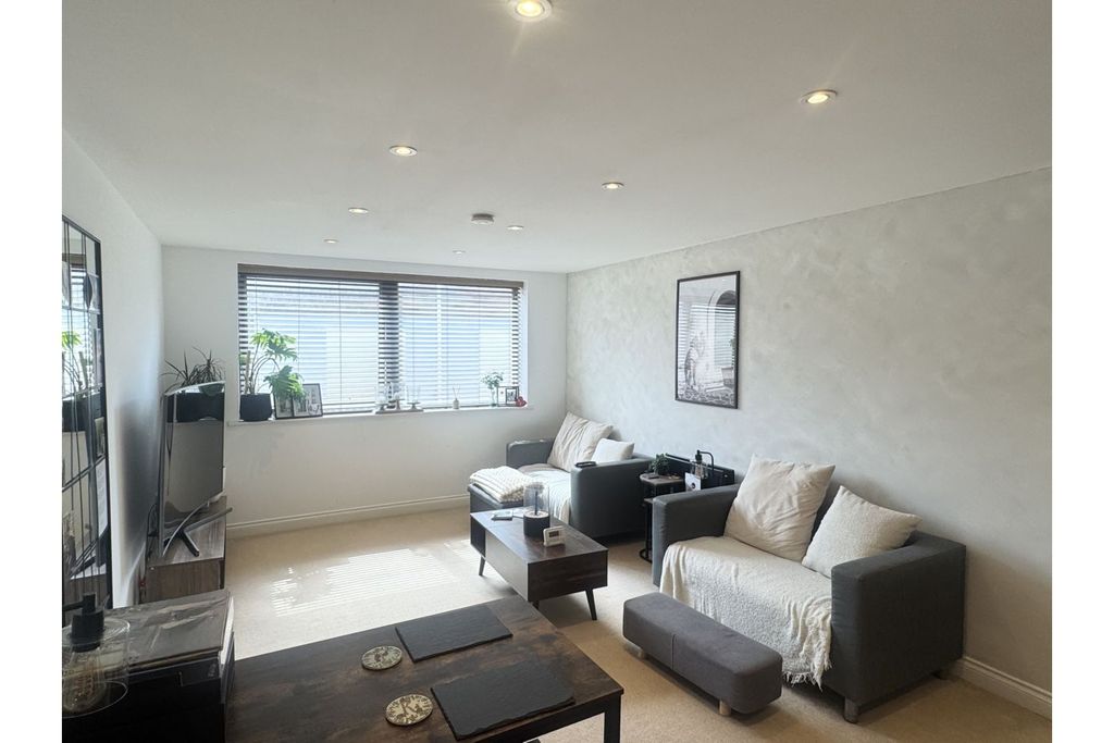 Property photo 3 of 11 Living / Dining Room