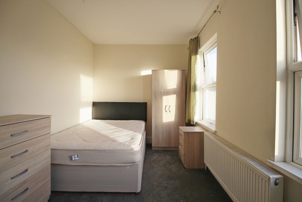 Property photo 1 of 5 Room In House Share