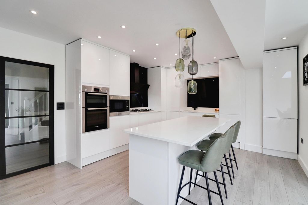 Property photo 3 of 20 Family Room 3