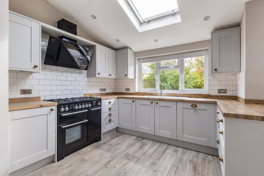 Property photo 3 of 19 Kitchen