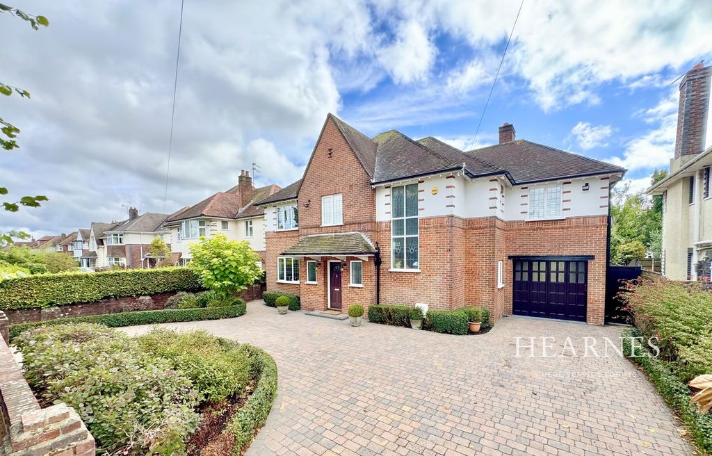 Property photo 1 of 32