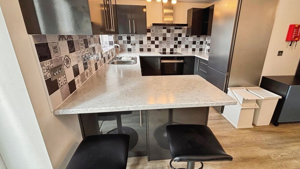 Property photo 3 of 14 F639Eb06-Kit