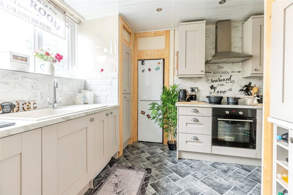 Property photo 2 of 21 Picture No. 11