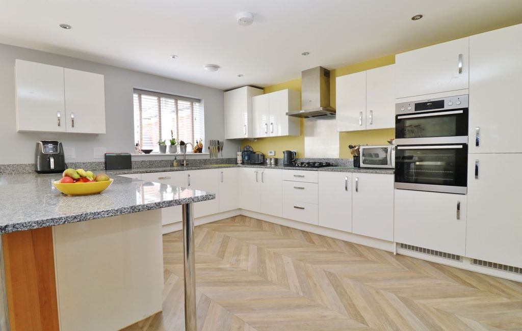 Property photo 3 of 20