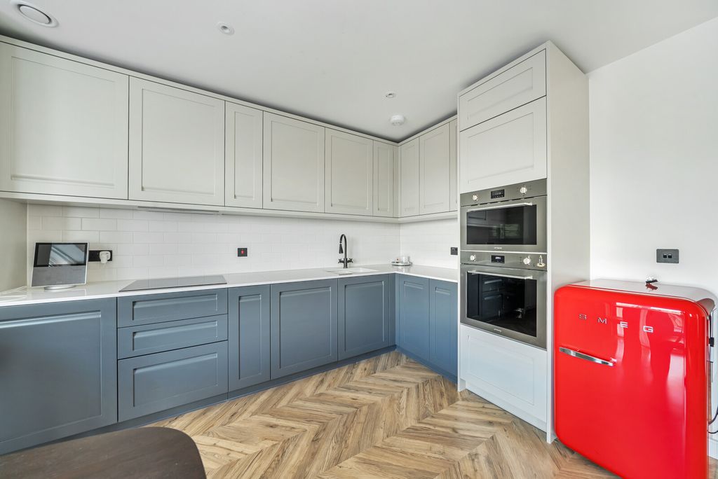 Property photo 3 of 12 Kitchen