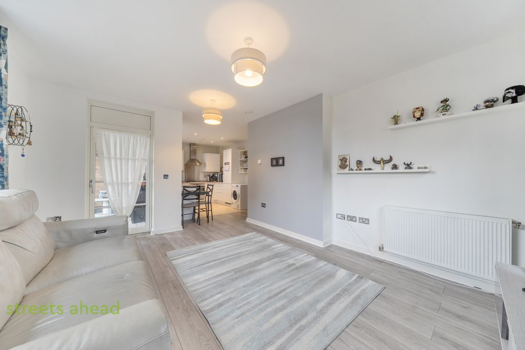 Property photo 3 of 14 c3477953-513E-4d8...
