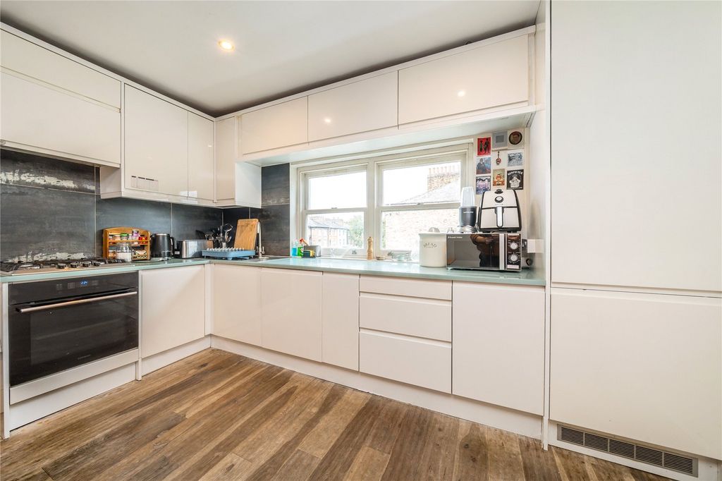 Property photo 3 of 10 Kitchen
