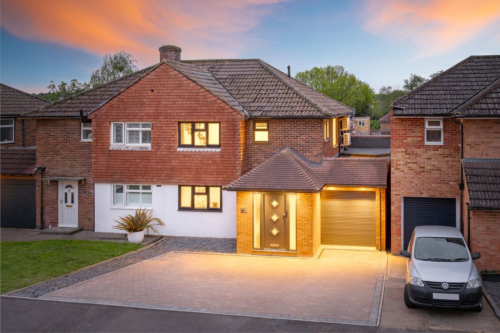 Property photo 1 of 29 3 Bed Semi-Detached House For Sale The Meadow, Copthorne Rh10