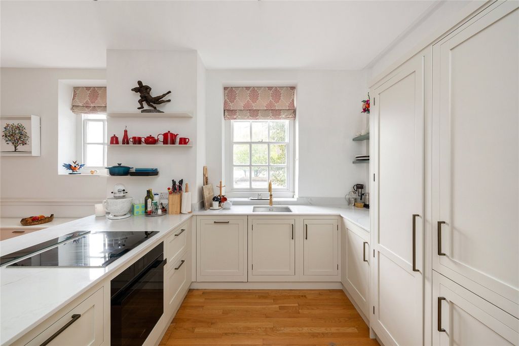 Property photo 3 of 11 Kitchen