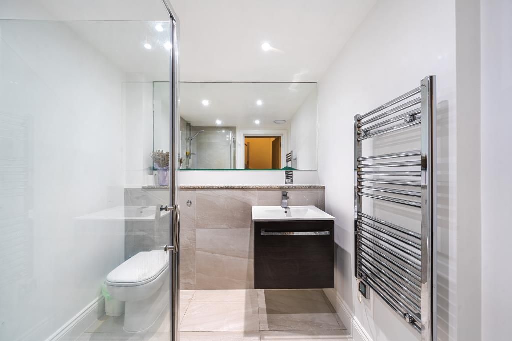 Property photo 3 of 19 Bathroom