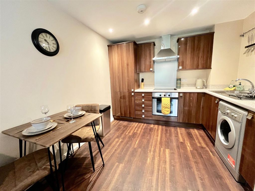 Property photo 3 of 8 Lounge/Kitchen