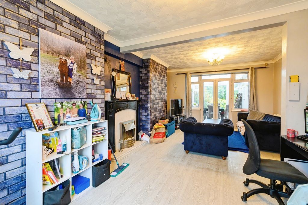 Property photo 3 of 20 Lounge