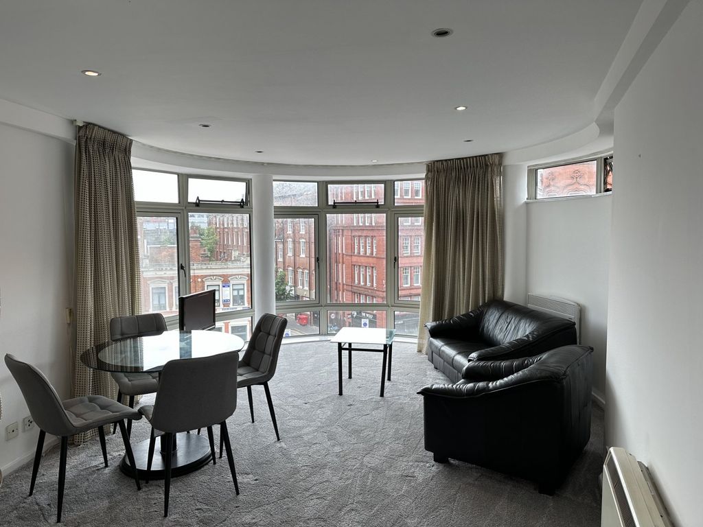 Property photo 3 of 11 Lounge