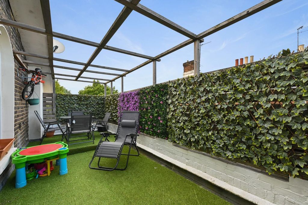 Property photo 3 of 12 Tec - Flat 2, 119 Belsize Road - Roof Terrace3 (1)