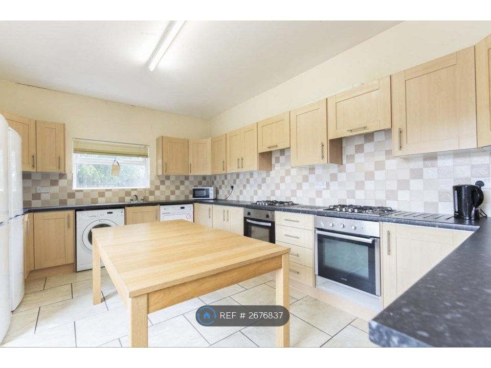 Property photo 2 of 10 Kitchen