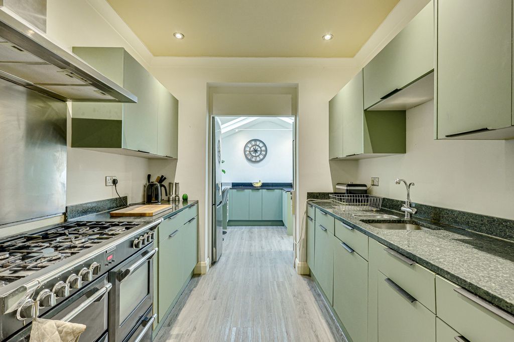 Property photo 3 of 37