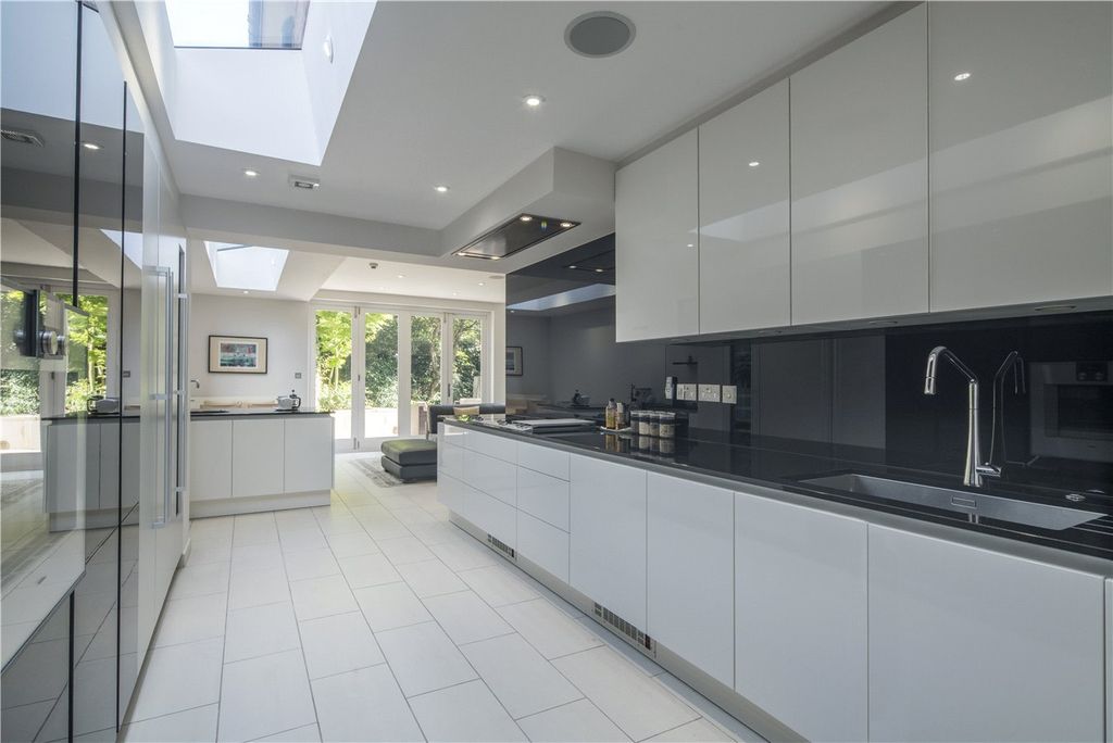 Property photo 3 of 12 Kitchen