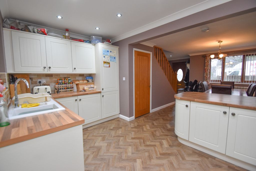 Property photo 3 of 21 Kitchen