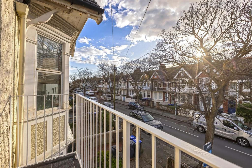 Property photo 2 of 15 For Sale By Aspire Residential - Alexandra Roadfor