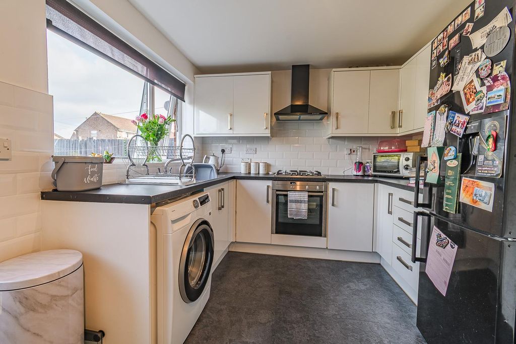 Property photo 3 of 17 Kitchen / Breakfast