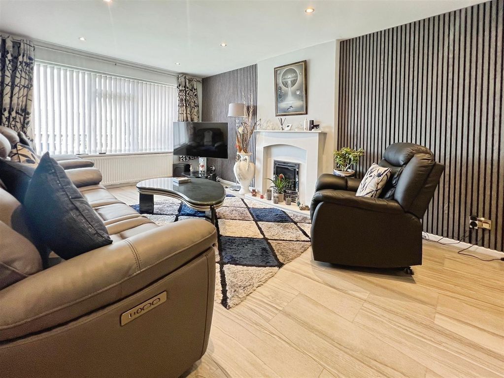 Property photo 3 of 25 Lounge