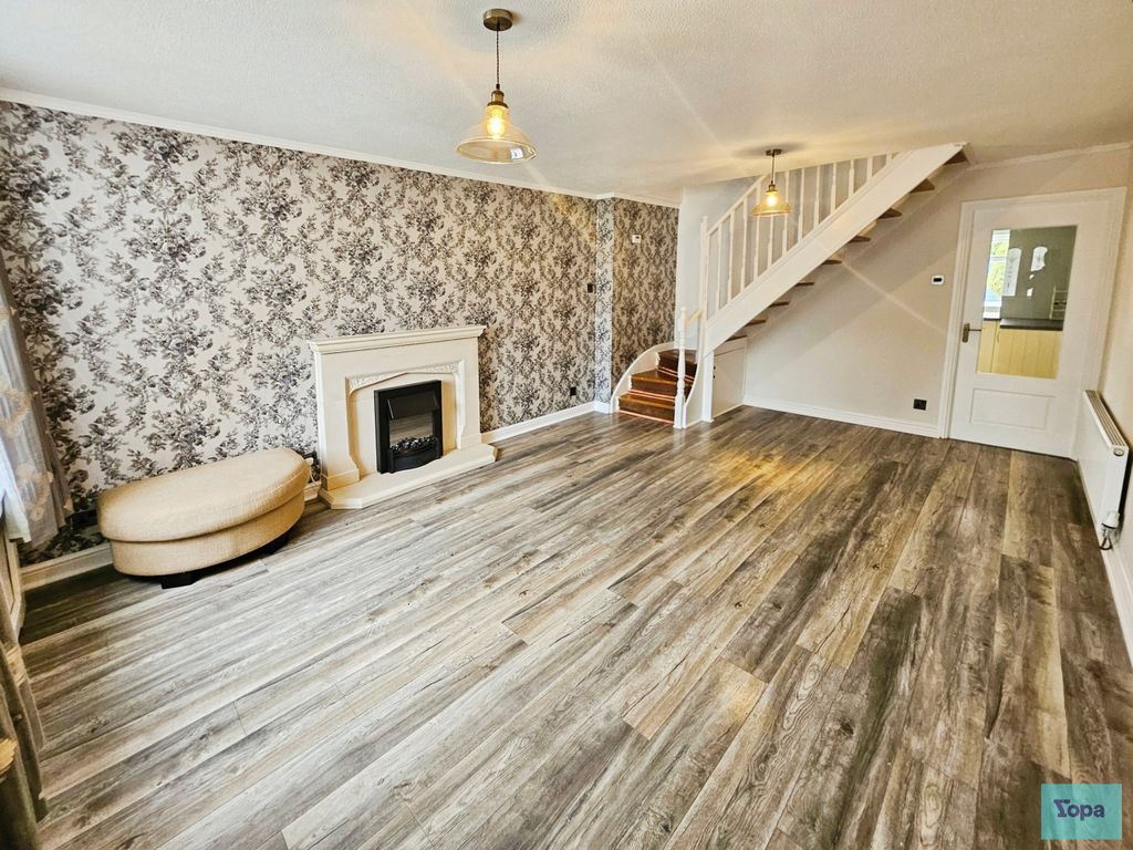 Property photo 3 of 15 Lounge