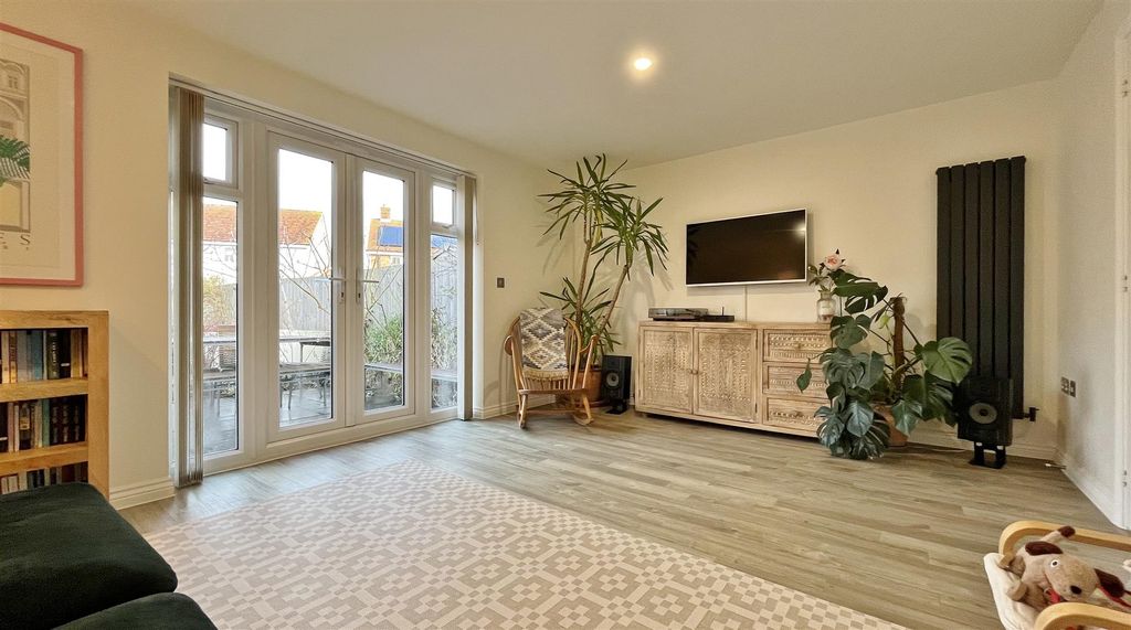 Property photo 2 of 19 Lounge